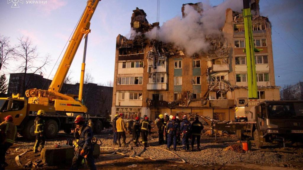 Equipos de rescate trabajan en el lugar donde dos misiles rusos impactaron contra dos bloques de viviendas en Ternópil (Ucrania).