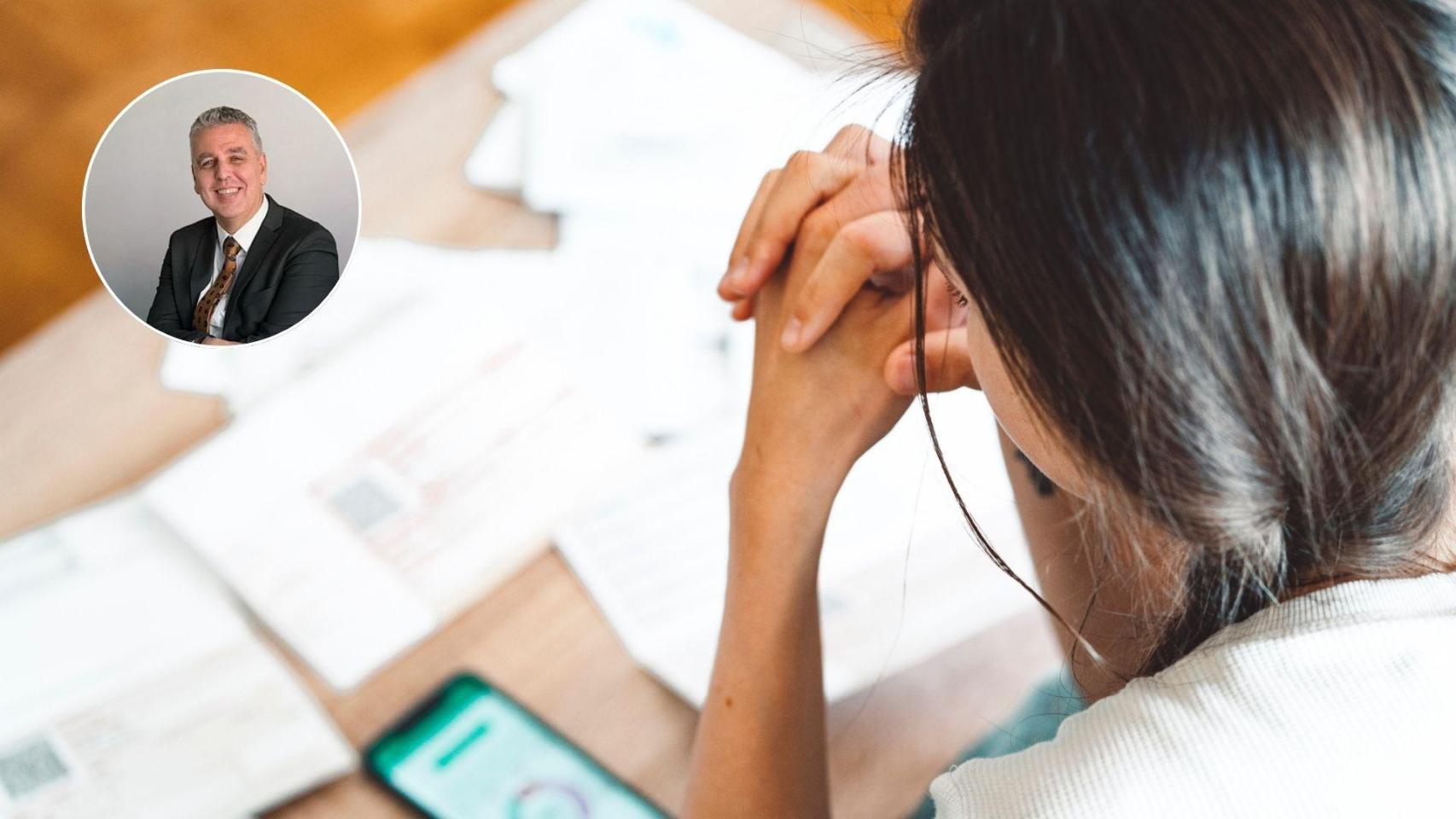 Montaje con una imagen de archivo de una persona con deudas y una imagen de Miguel Ángel Ruiz.