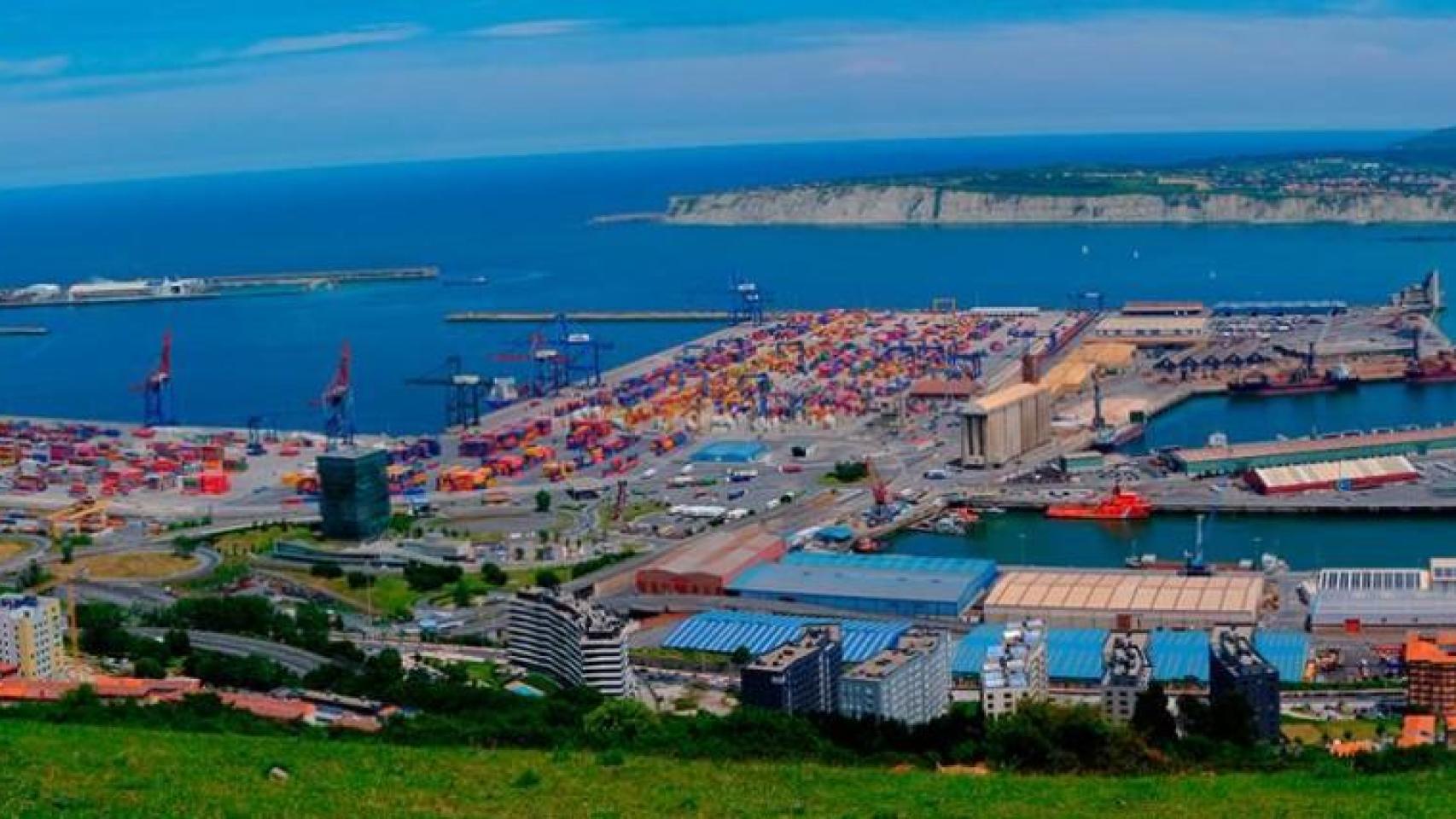 Un guardia civil es detenido en el puerto de Bilbao mientras transportaba 120 kilos de cocaína en un coche patrulla