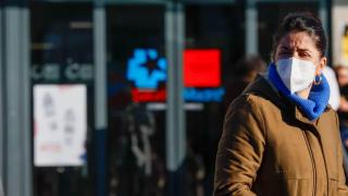 Imagen de archivo de una mujer con mascarilla saliendo del Hospital de La Paz de Madrid.