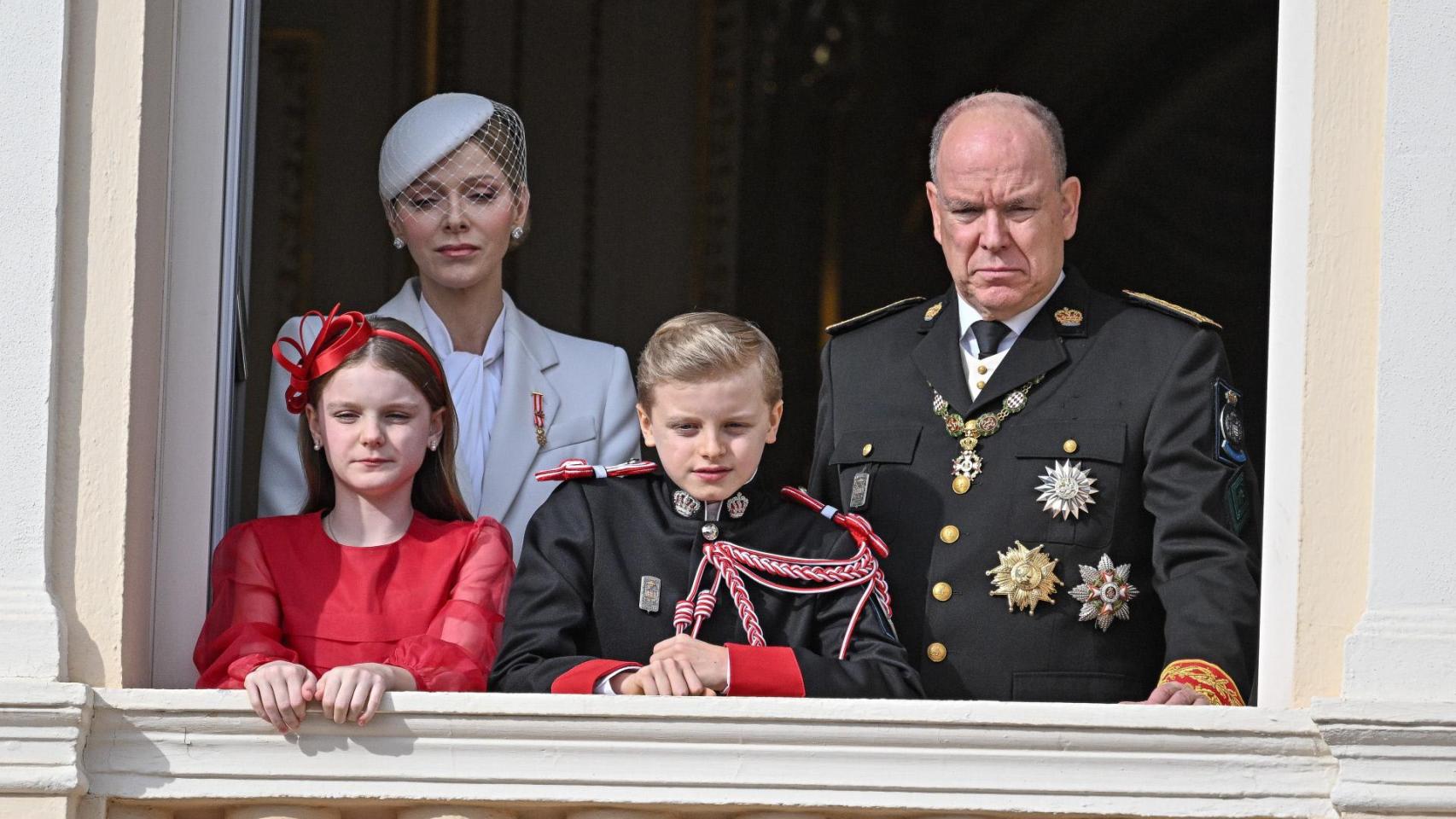 Alberto y Charlène de Mónaco junto a sus hijos.