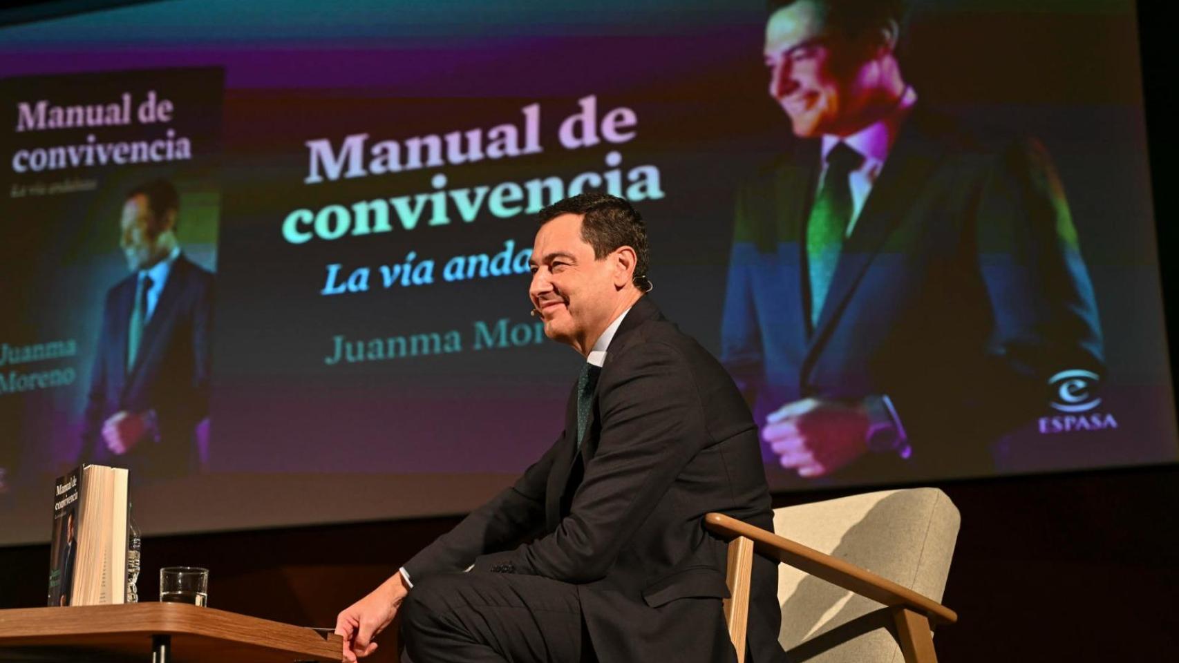 Juanma Moreno, presidente de la Junta de Andalucía, en la presentación de su libro en Madrid.