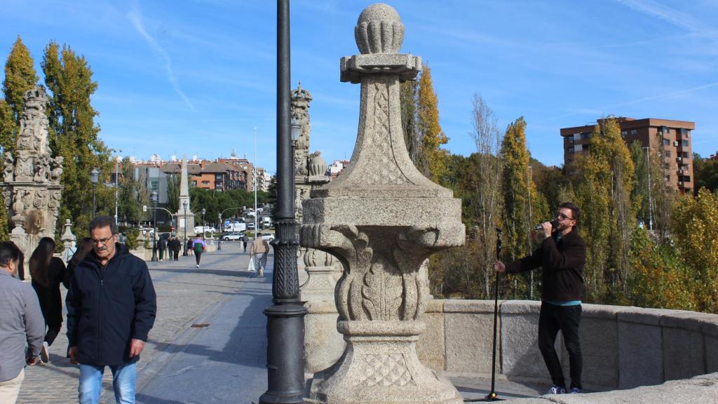 Agustín Vega cantando en el Puente de Toledo.