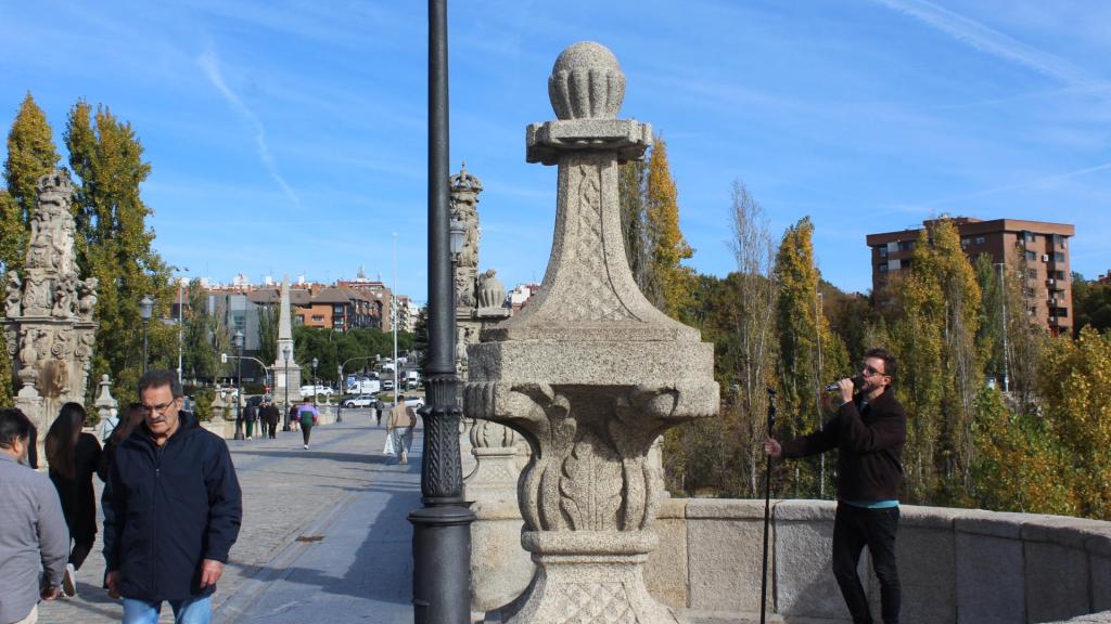 Agustín Vega cantando en el Puente de Toledo.