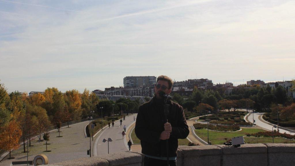 El cantante del Puente de Toledo que cruza el Manzanares en el parque Madrid Río.