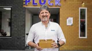 Walter Muñoz, gerente de la empresa Green Solutions, sujetando un ladrillo Plock.