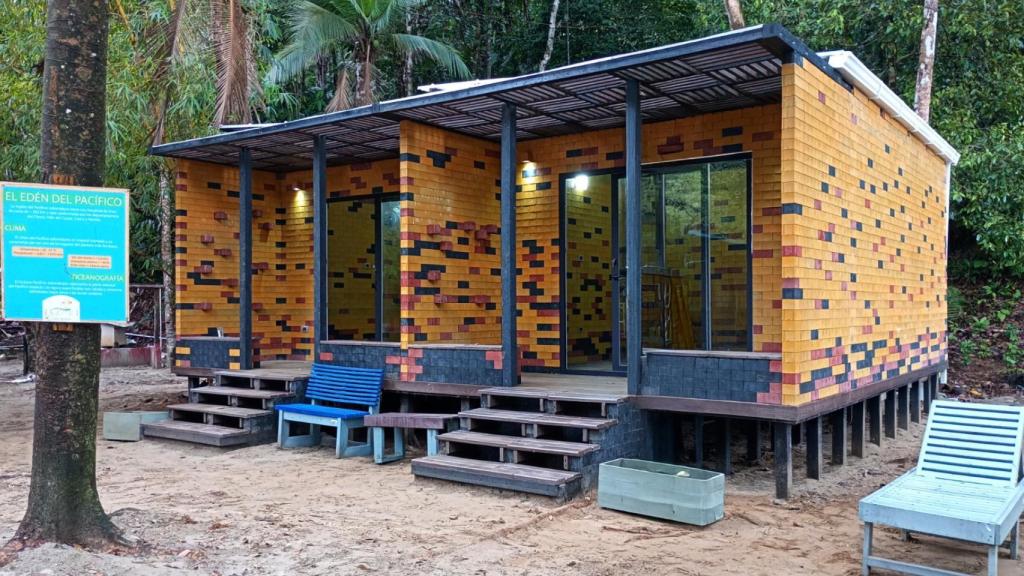 Una casa construida con ladrillos Plock.