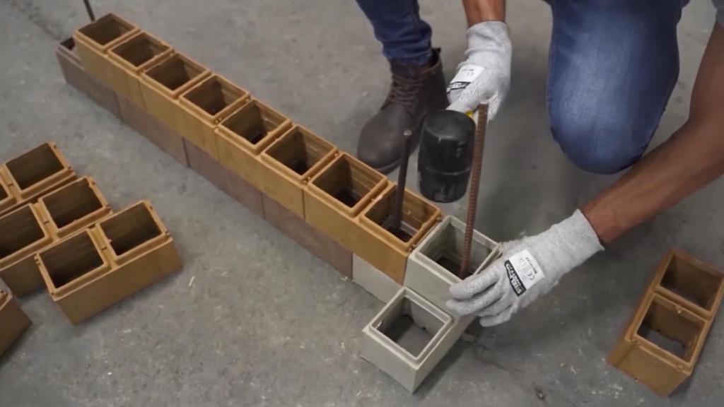 Un obrero con ladrillos Plock.