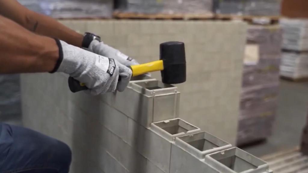 Un obrero con ladrillos Plock.