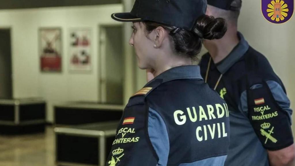 Una pareja de agentes del área de Fiscal y Fronteras de la Guardia Civil.