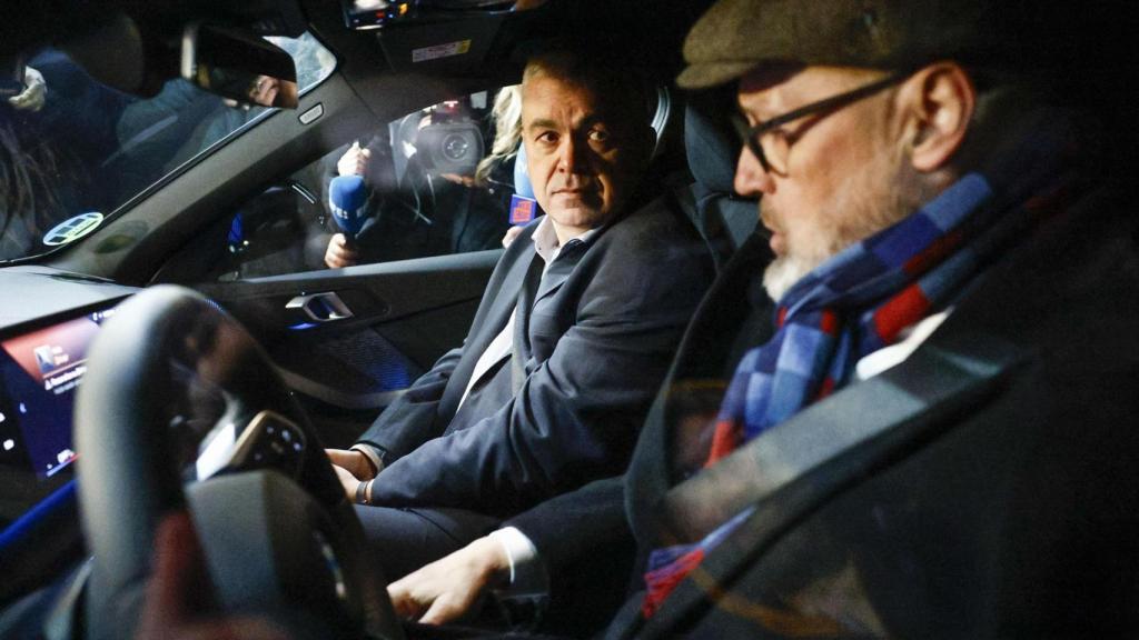 Santos Cerdán al salir de prisión junto a su abogado.