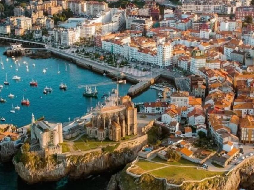 A cidade turística cantábrica de Castro Urdiales, onde vive o Guarda Civil José com a sua esposa.