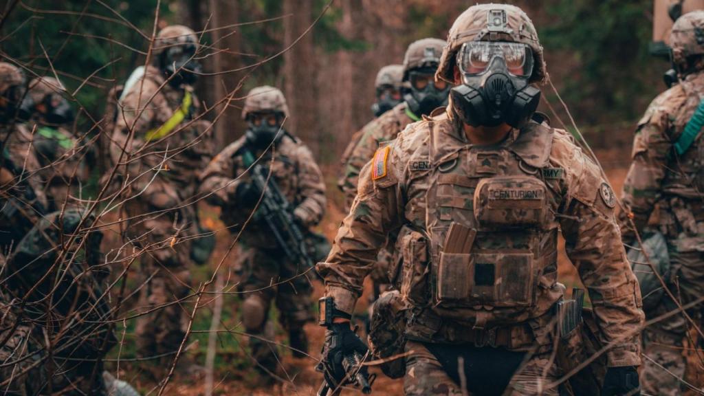 Soldados realizan un entrenamiento militar en Polonia.