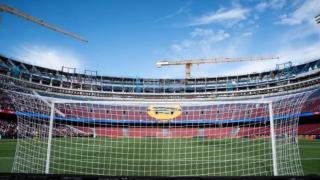 El primer equipo del Barça entrena en el Camp Nou