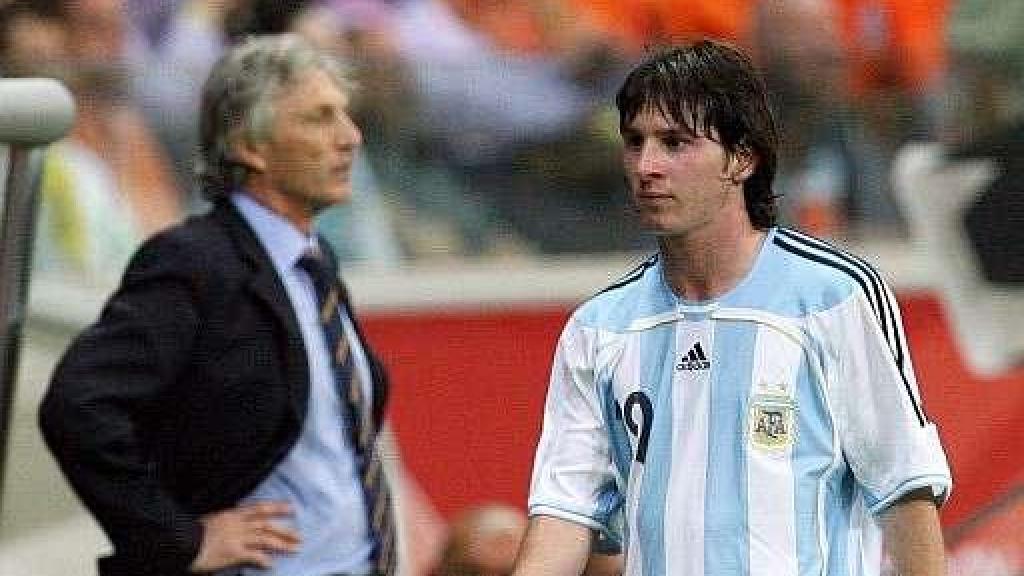 Messi, con Argentina en un partido de 2006 con Pékerman al fondo