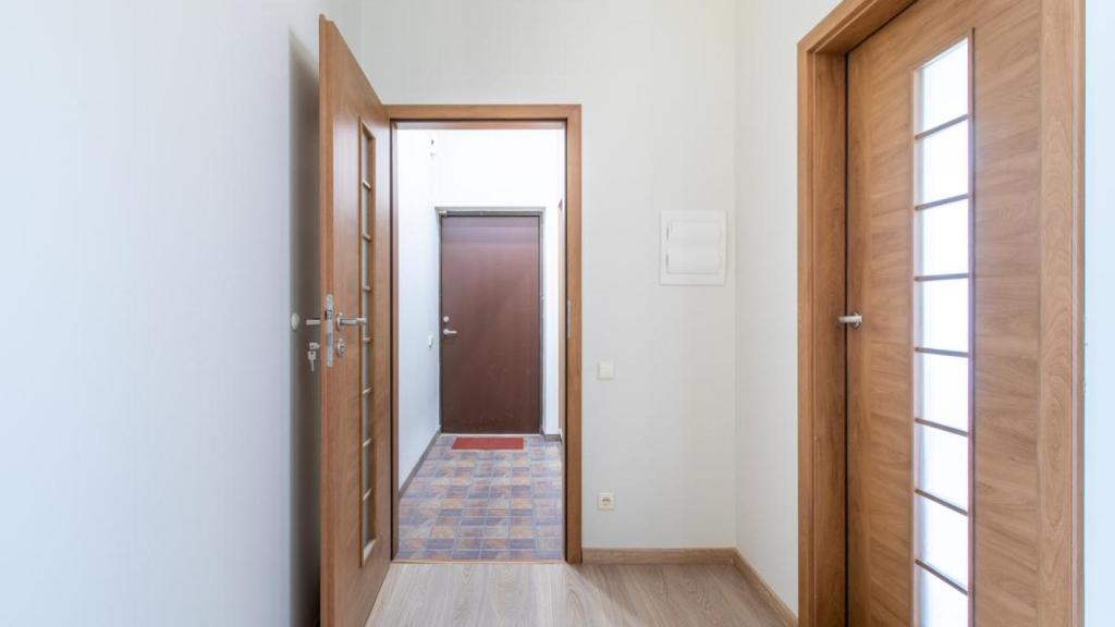 Pasillo interior con puertas de madera.