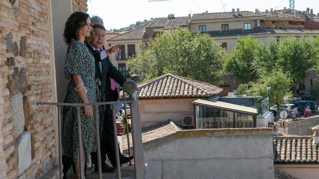 Isabel Díaz Ayuso y Emiliano García-Page durante la visita de la presidenta madrileña al Palacio de Fuensalida de Toledo en 2021.