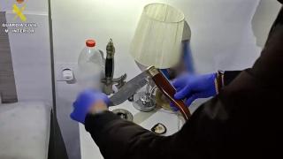 Una de las armas incautadas a los detenidos en esta operación.