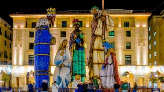 Llega la Navidad a Alicante: belenes gigantes, un árbol de 13 metros y la apertura de la Casita de San Nicolás