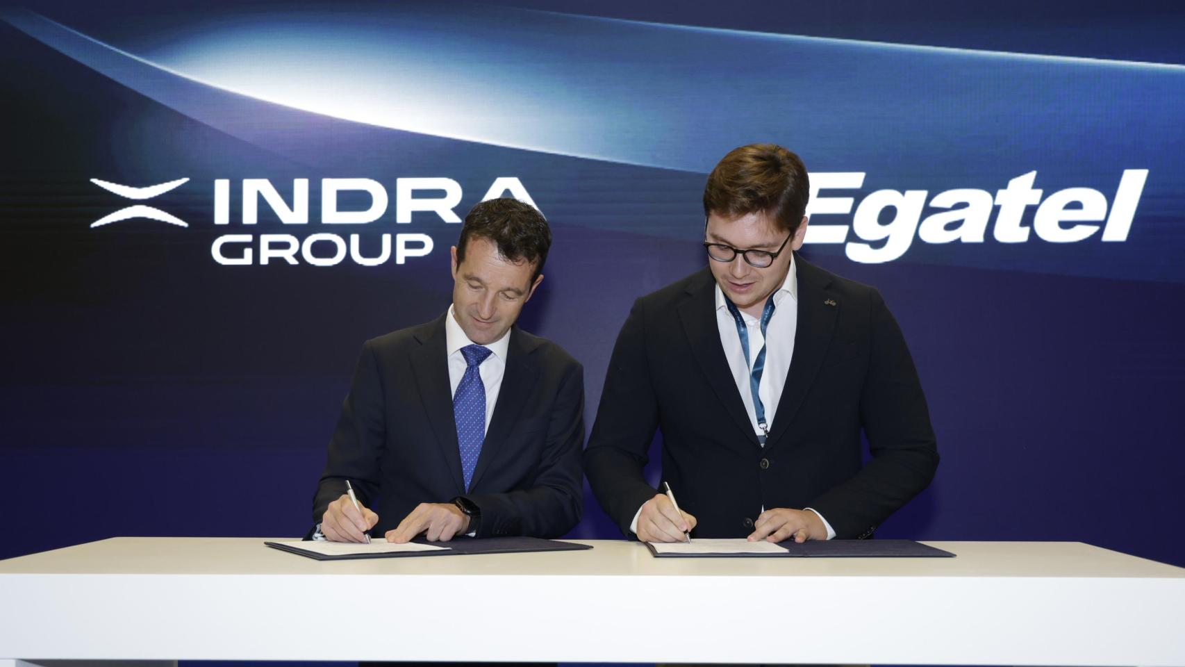 El presidente de Indra, Ángel Escribano, junto al CEO de Egatel, Yago Novoa