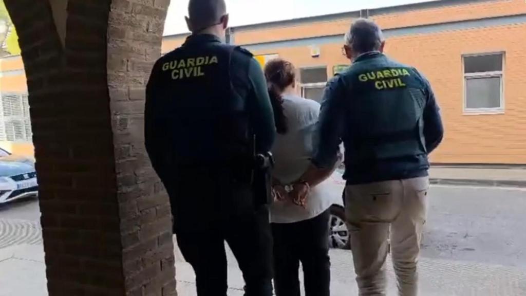 La Guardia Civil junto a una de las detenidas por el robo a ancianos en Aragón