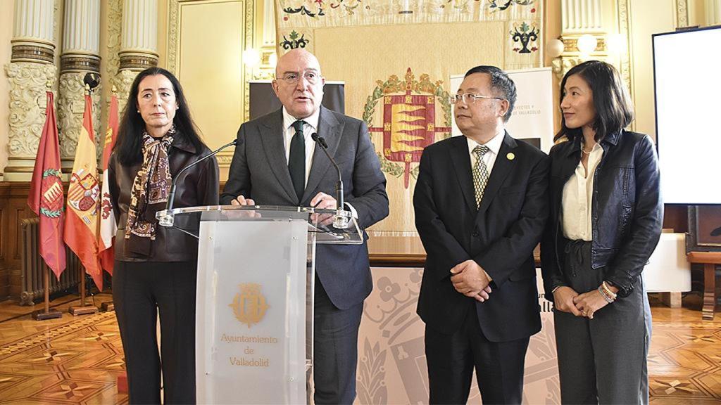 De izquierda a derecha: Mercedes Arana, vicepresidenta de CEOE Valladolid, Jesús Julio Carnero, alcalde de Valladolid, y Shi Yonghong, vicepresidente de la Cámara China de Comercio para la Mecánica y la Electrónica (CCCME), con su traductora.