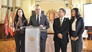 De izquierda a derecha: Mercedes Arana, vicepresidenta de CEOE Valladolid, Jesús Julio Carnero, alcalde de Valladolid, y Shi Yonghong, vicepresidente de la Cámara China de Comercio para la Mecánica y la Electrónica (CCCME), con su traductora.