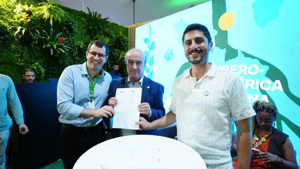 La firma del acuerdo entre la OEI y la OIJ, con el secretario general de la OEI, Mariano Jabonero, en el centro.