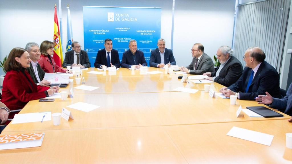 Imagen de la reunión donde se ha ratificado el acuerdo para descentralizar los estudios de medicina.