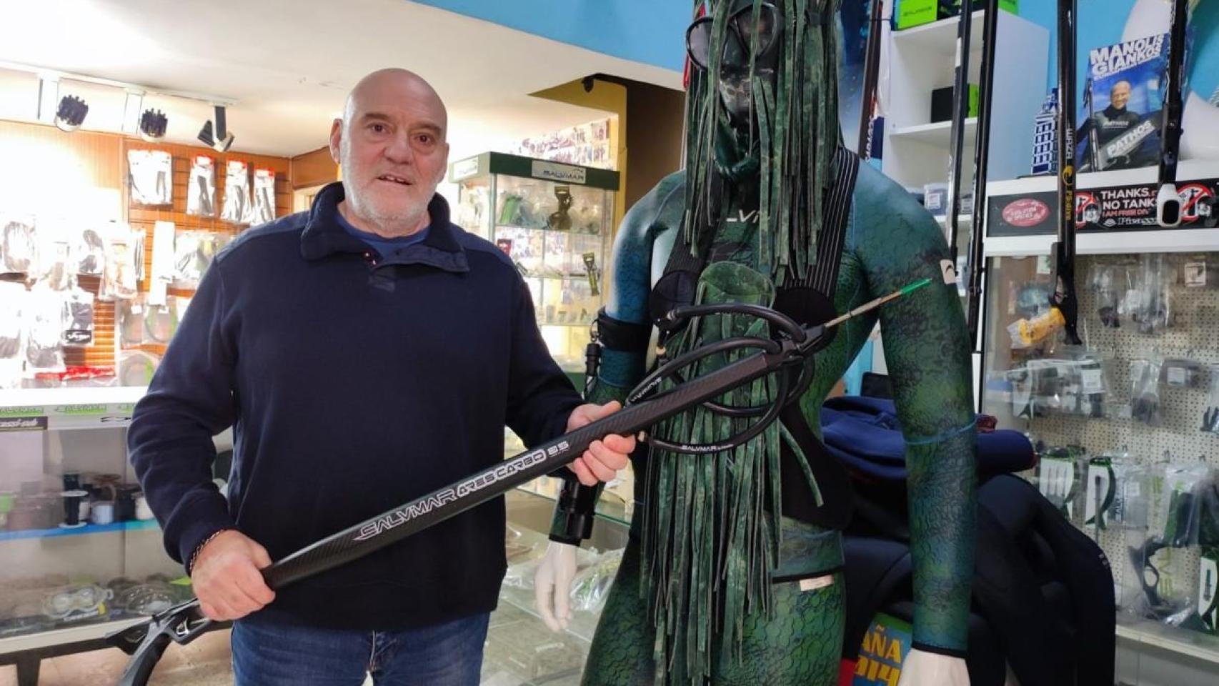 Fernando Galmán, en Solo Sub, junto a un maniquí con equipamiento de pesca submarina.