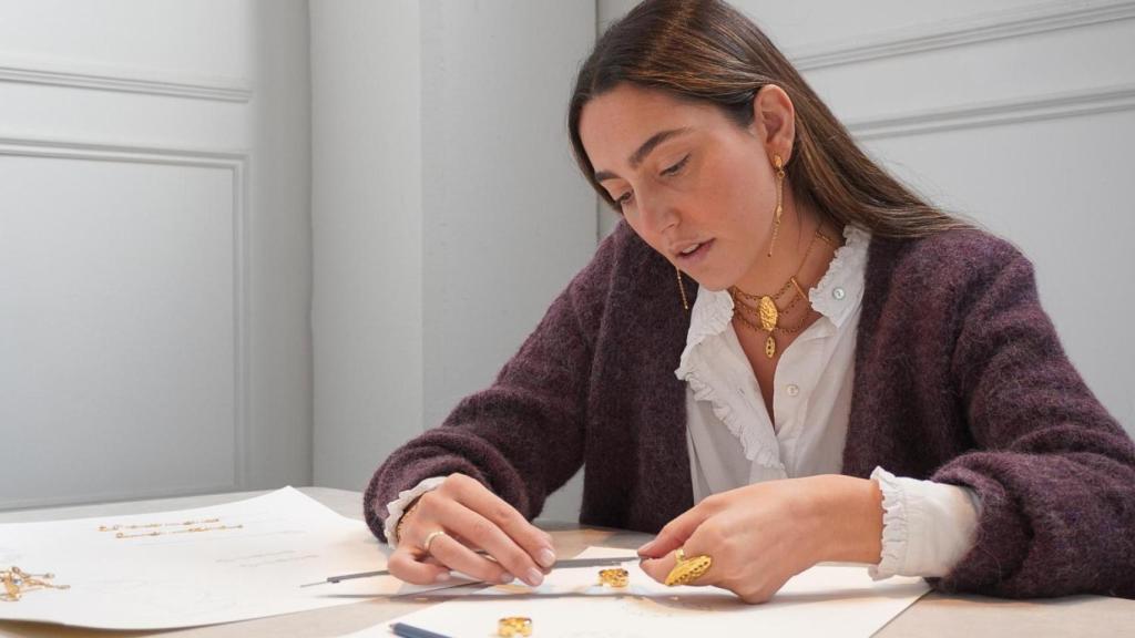 La joven adora el diseño.