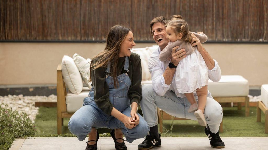 La pareja se organiza día a día para hacer lo mejor para las pequeñas.