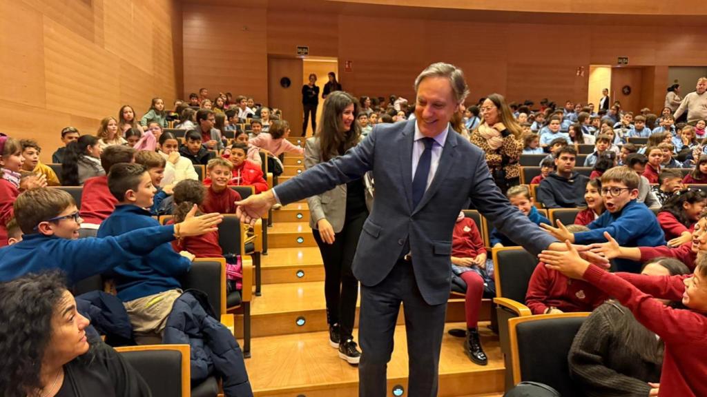 Carlos García Carbayo saludando a los niños en el Día Internacional de los Derechos de la Infancia