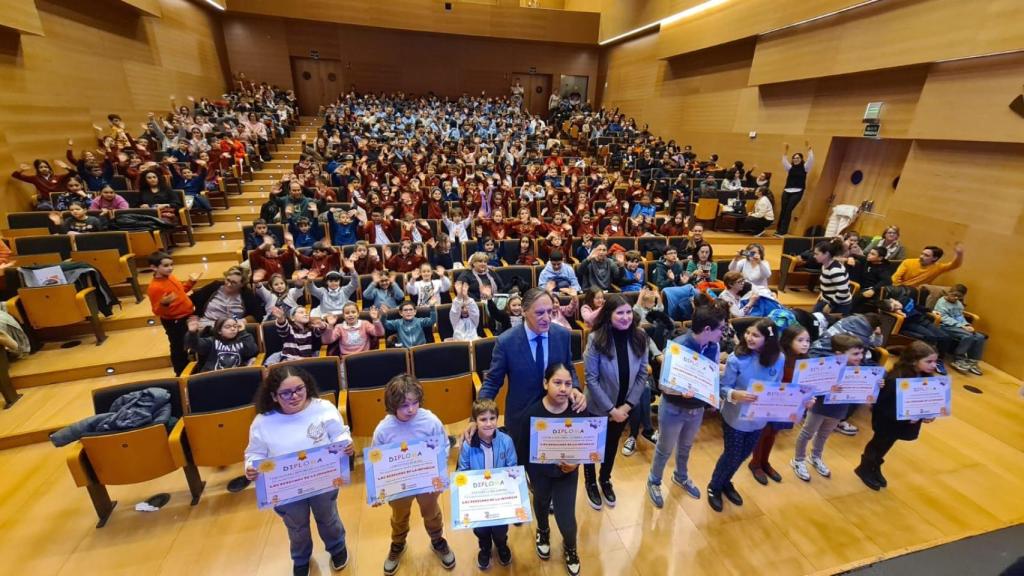 El alcalde de Salamanca, Carlos García Carbayo, durante la entrega de diplomas en la representación de ‘Los Mussi’