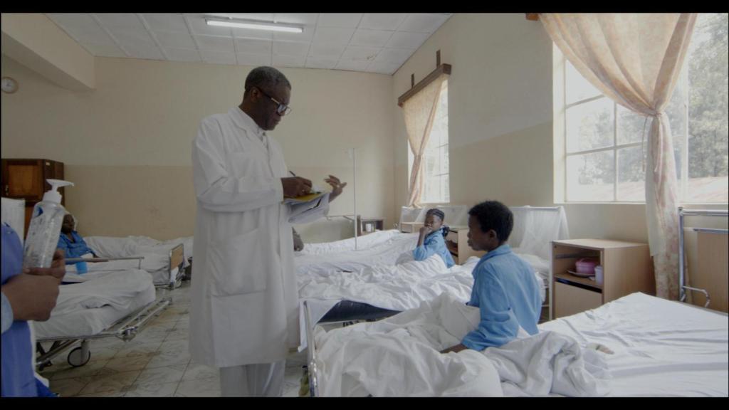 El doctor Denis Mukwege junto a algunas de sus pacientes.