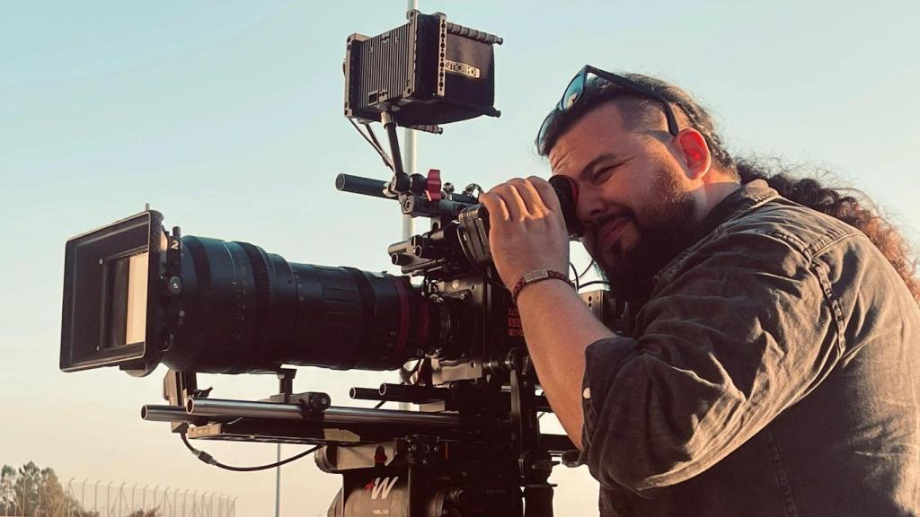 Néstor López, tras la cámara en uno de sus rodajes.
