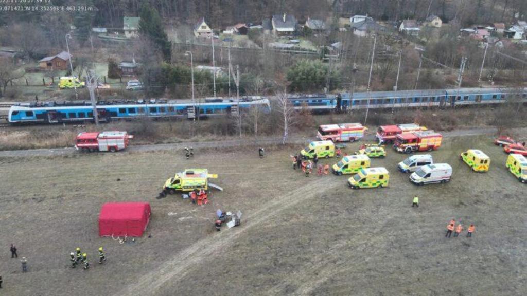 Los servicios de emergencia en el lugar de la colisión este jueves.