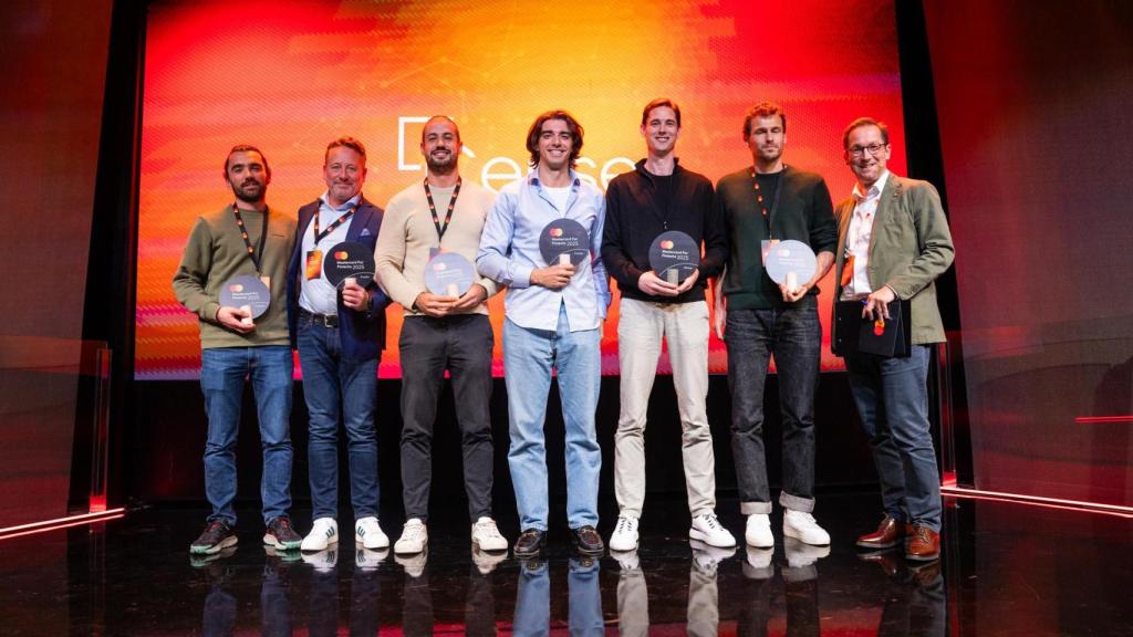 Los representantes de las startups finalistas escoltan al ganador, de Cense (tercero por la derecha).