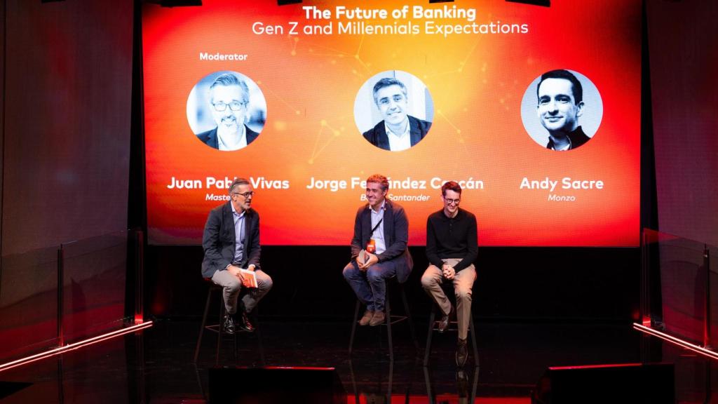 Una de las mesas redondas del evento, con la participación de responsables del Banco Santander, Monzo y Mastercard.
