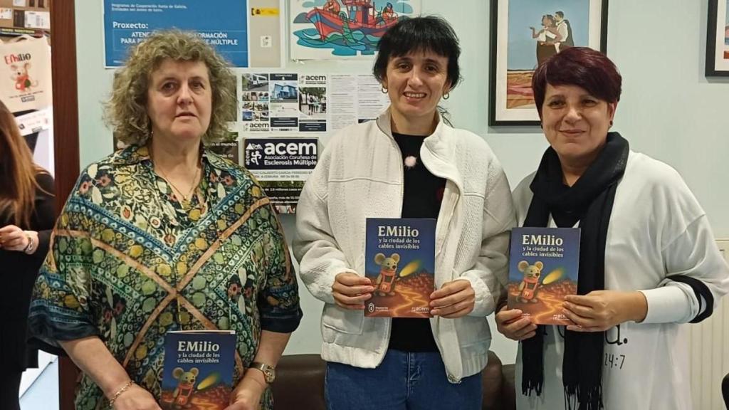 Imagen de la entrega del libro.