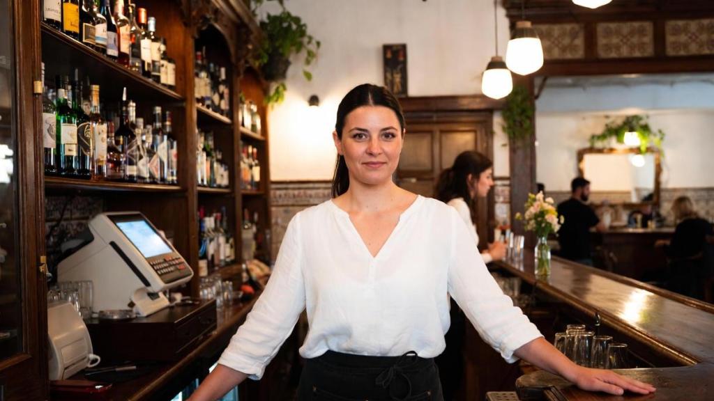 Claudia, camarera, explica que en su trabajo las horas de más no se pagan.