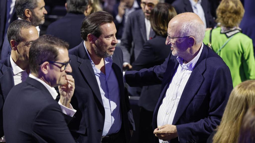 Óscar Puente y Juan Roig durante el Acto Empresarial por el Corredor Mediterráneo. EFE/Ana Escobar