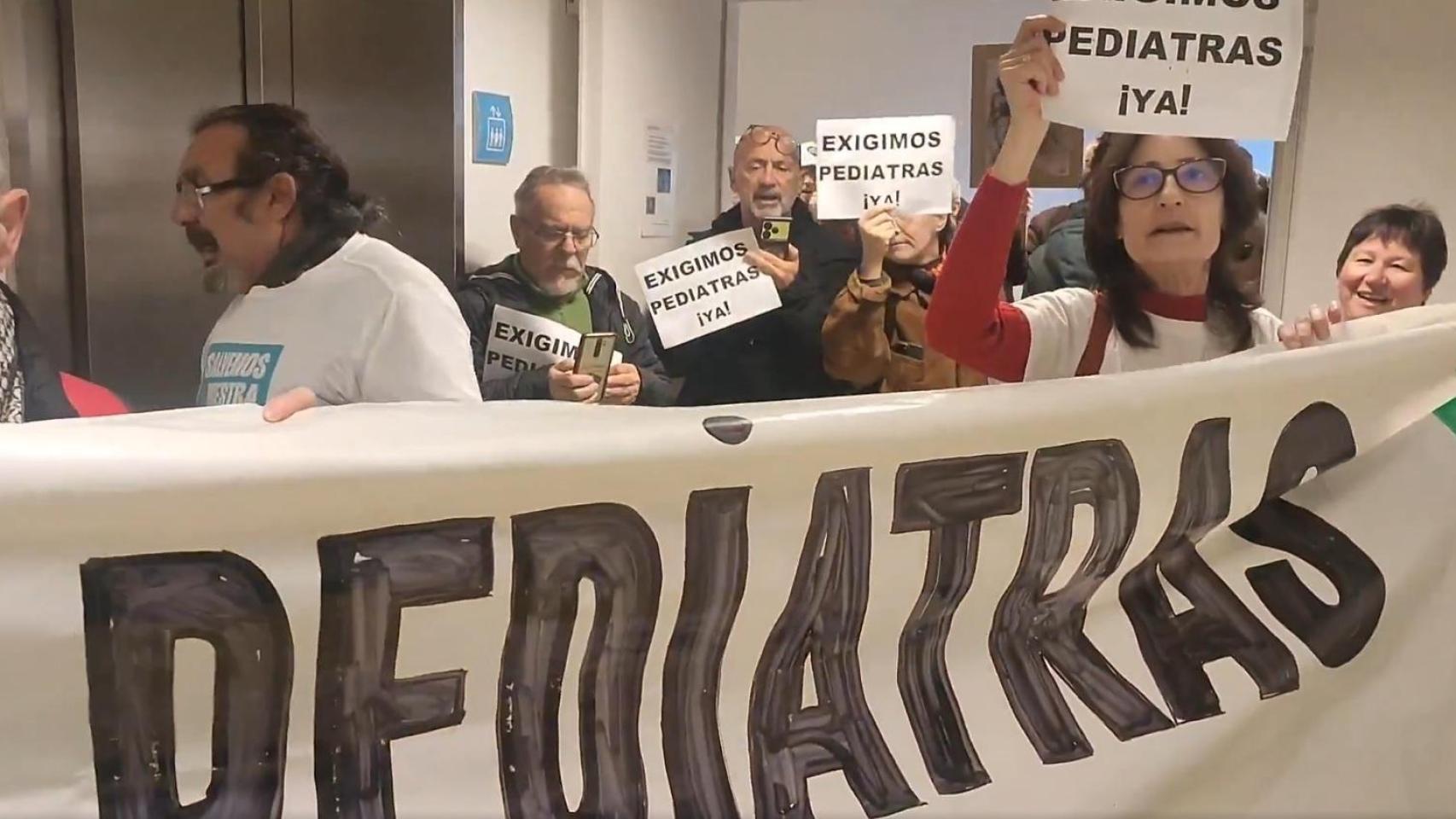 Vecinos se encierran en la Gerencia de Atención Primaria para reclamar más pediatras.