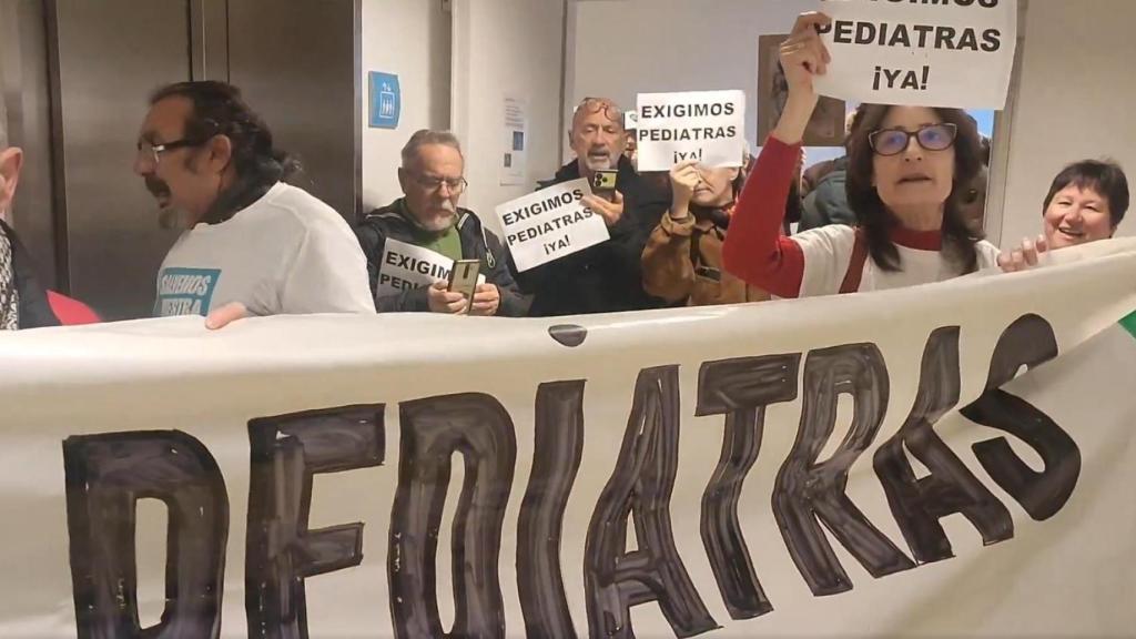 Vecinos se encierran en la Gerencia de Atención Primaria para reclamar más pediatras.