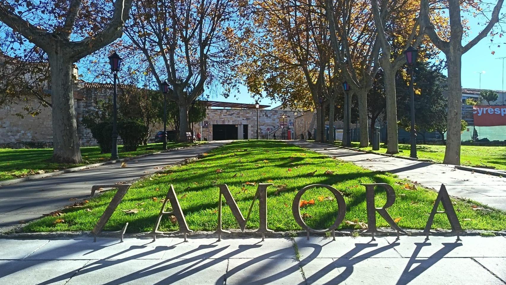 Histórico rótulo, obra del escultor Higinio Vázquez