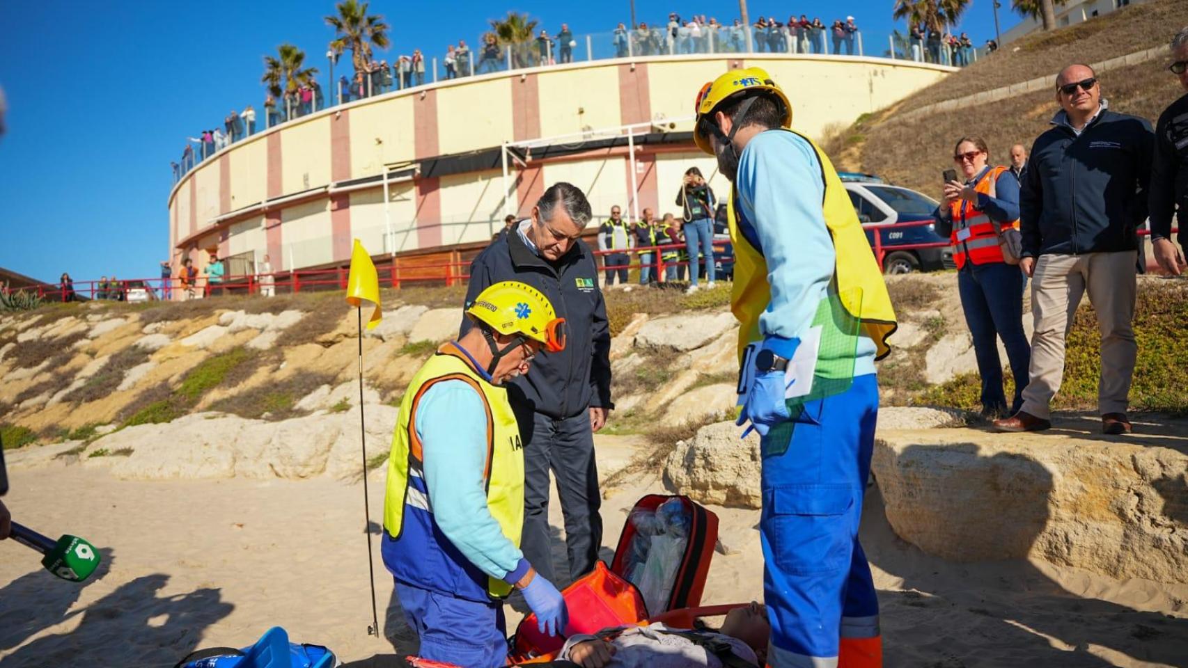 El consejero de Sanidad, Presidencia y Emergencias, Antonio Sanz, durante el simulacro de Cádiz.