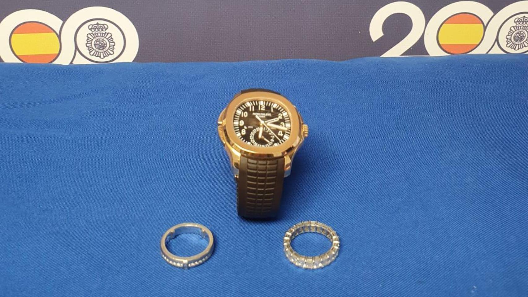 El reloj y los anillos recuperados