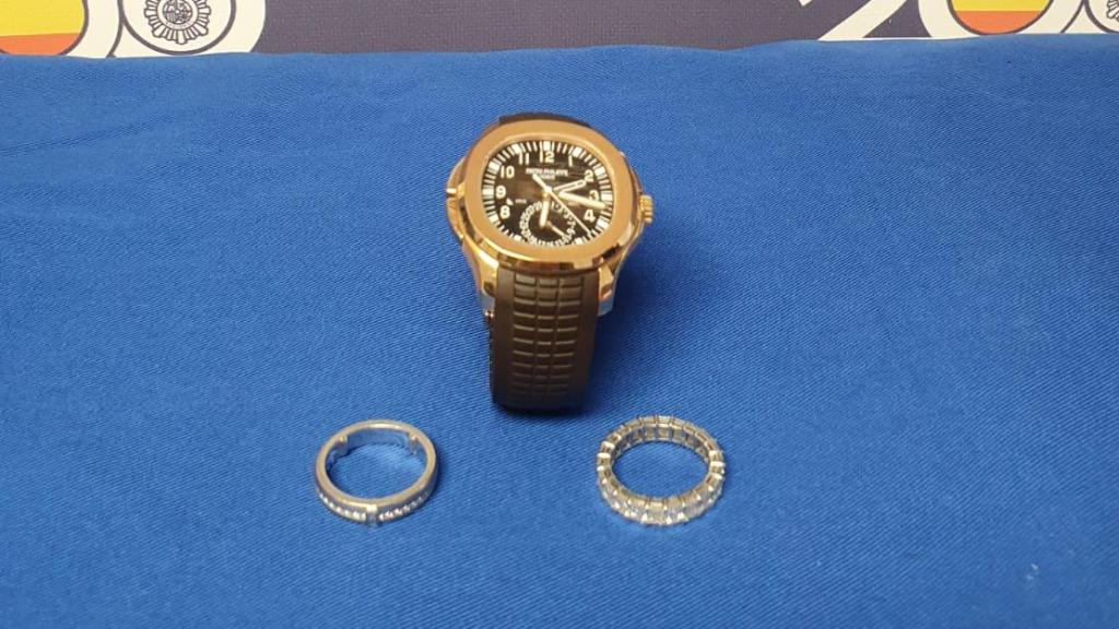 El reloj y los anillos recuperados