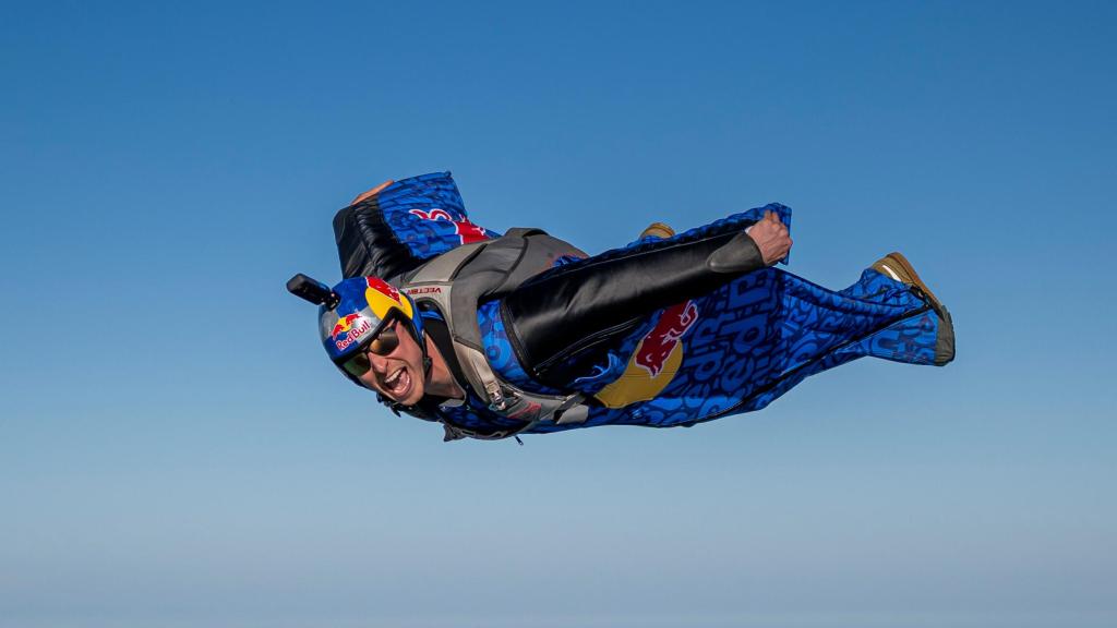 Dani Román, en plena acción en el aire