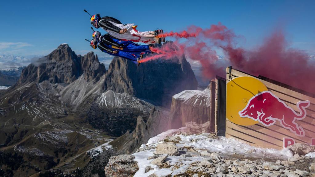 Dani Román y dos compañeros poniendo a prueba la 'catapulta humana'